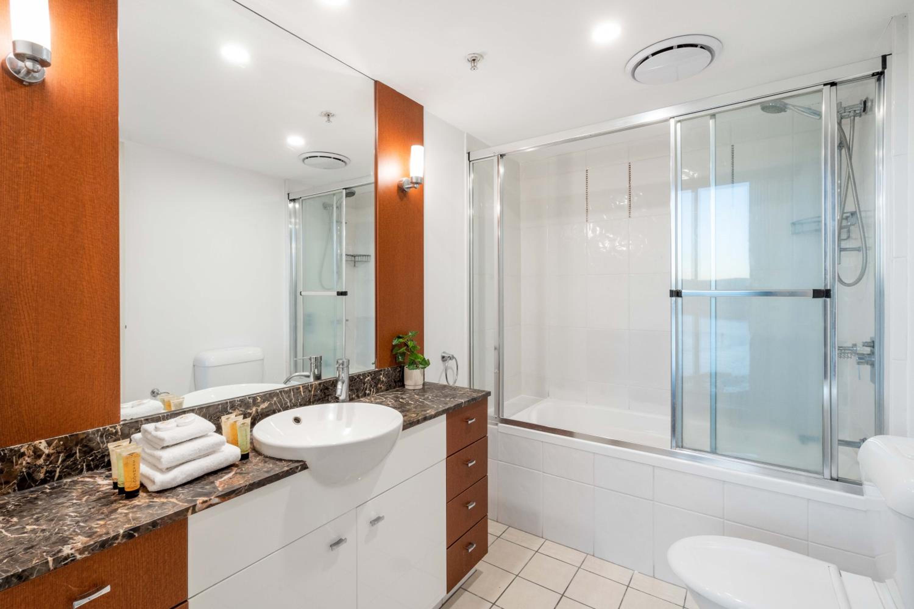 Chevron Renaissance Apartments - Hosted by Wow Stay