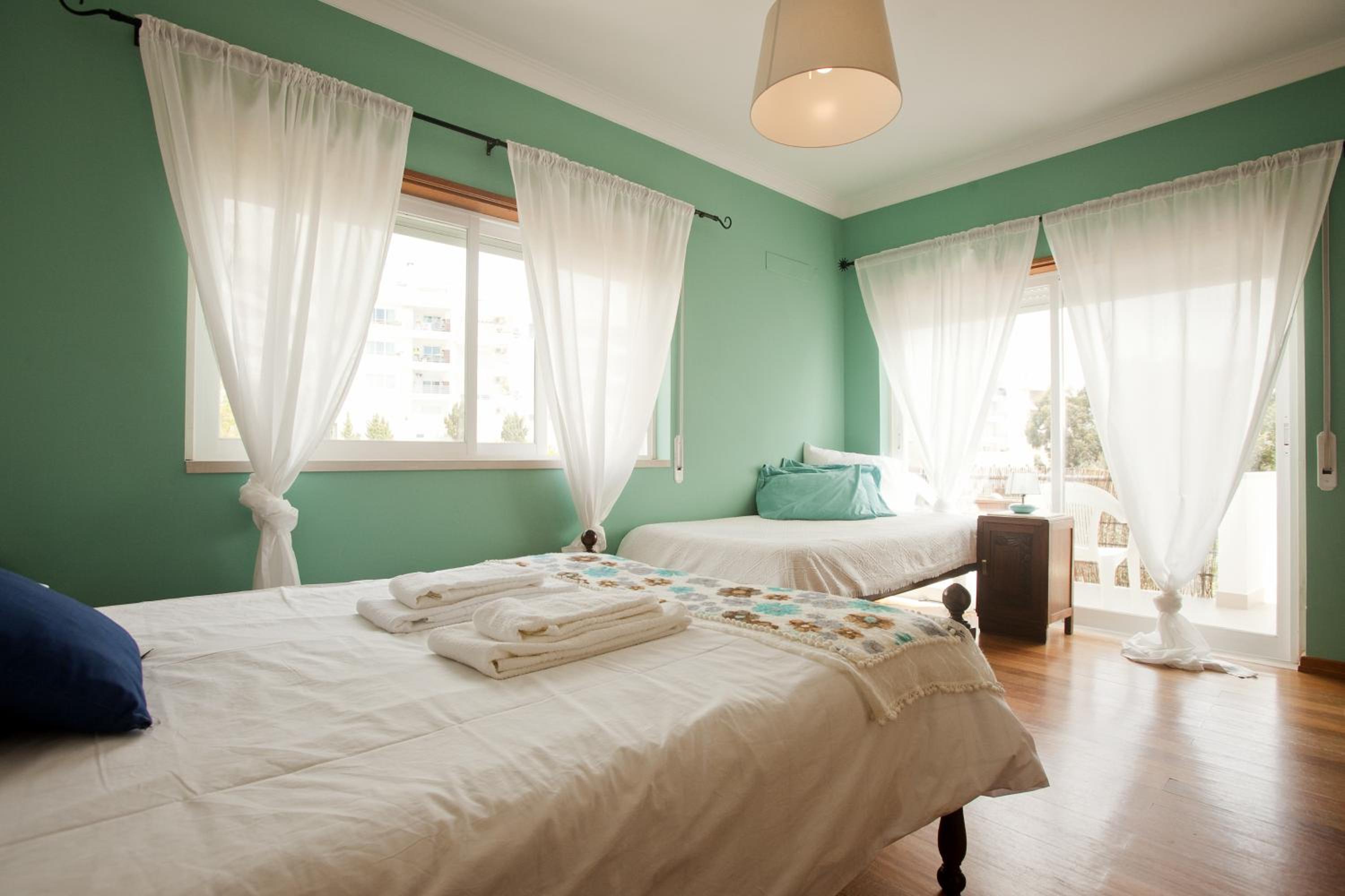 Ericeira Chill Hill Hostel & Private Rooms