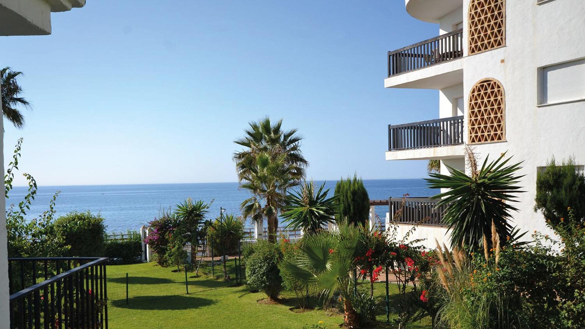 Lovely frontline beach apartment