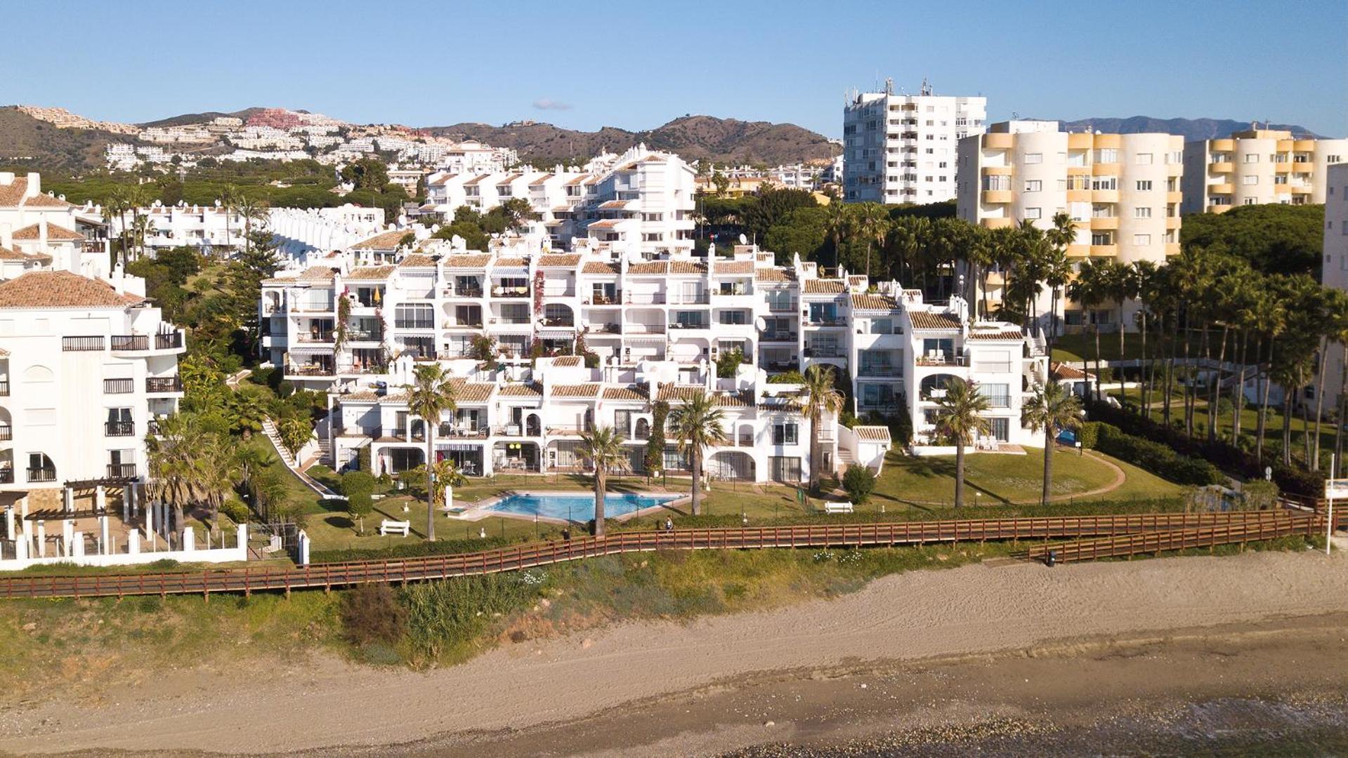 Lovely frontline beach apartment