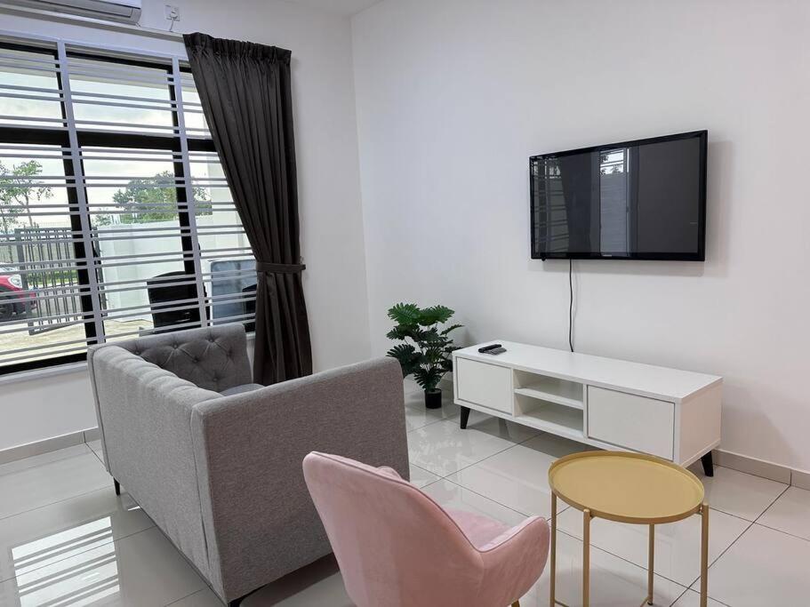 Landed Austin Homestay 14 pax