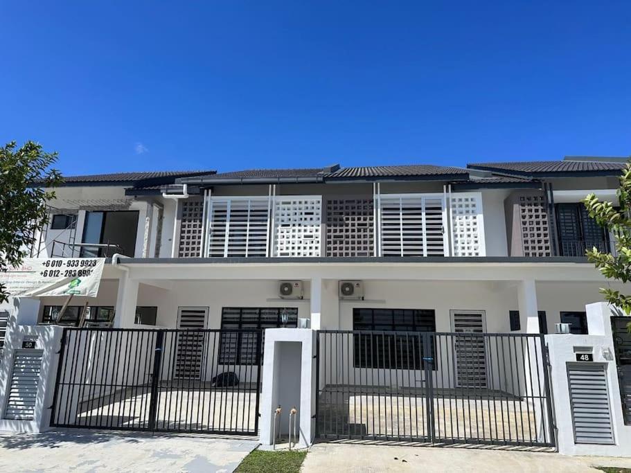 Landed Austin Homestay 14 pax
