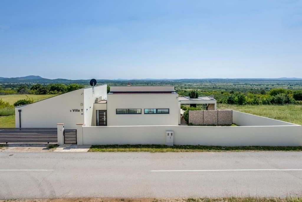 Hotel Villa T, spacious with heated pool, hot tub & sauna - Image 1