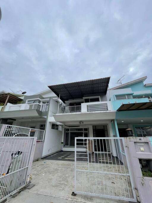 Desa Tebrau 16 pax near Aeon