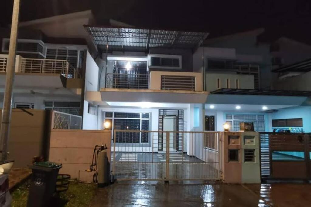 Desa Tebrau 16 pax near Aeon