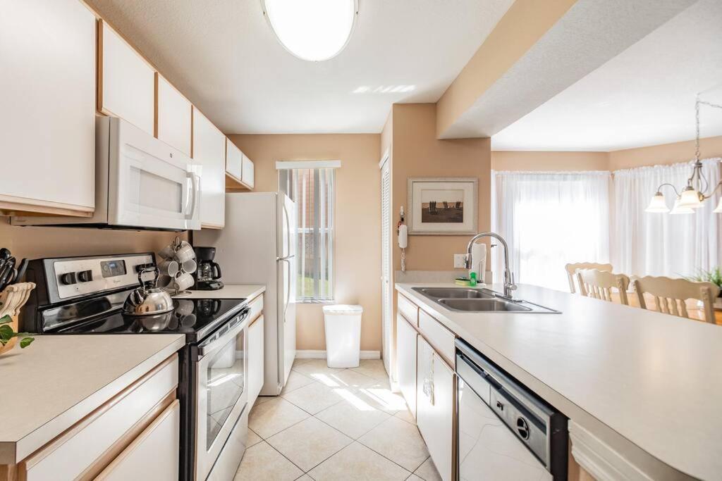 NEAR DIS & Sleeps 10! TWO King Master BR Suites, Bunks For The Kids, Private Patio, NO Steps, Pool, LOW Rates!