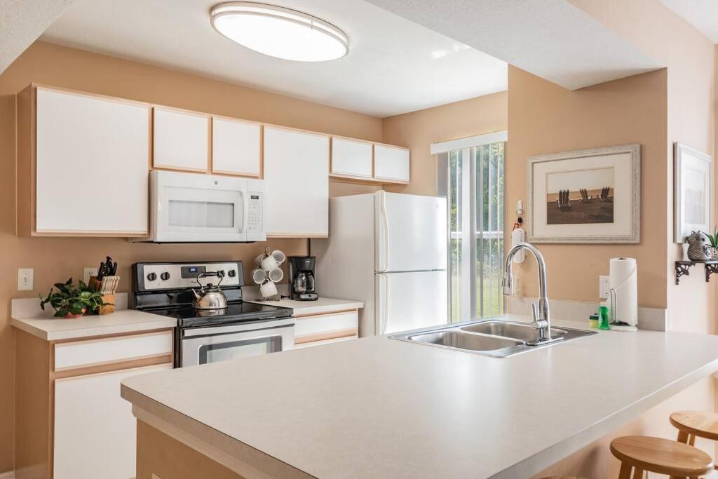 NEAR DIS & Sleeps 10! TWO King Master BR Suites, Bunks For The Kids, Private Patio, NO Steps, Pool, LOW Rates!