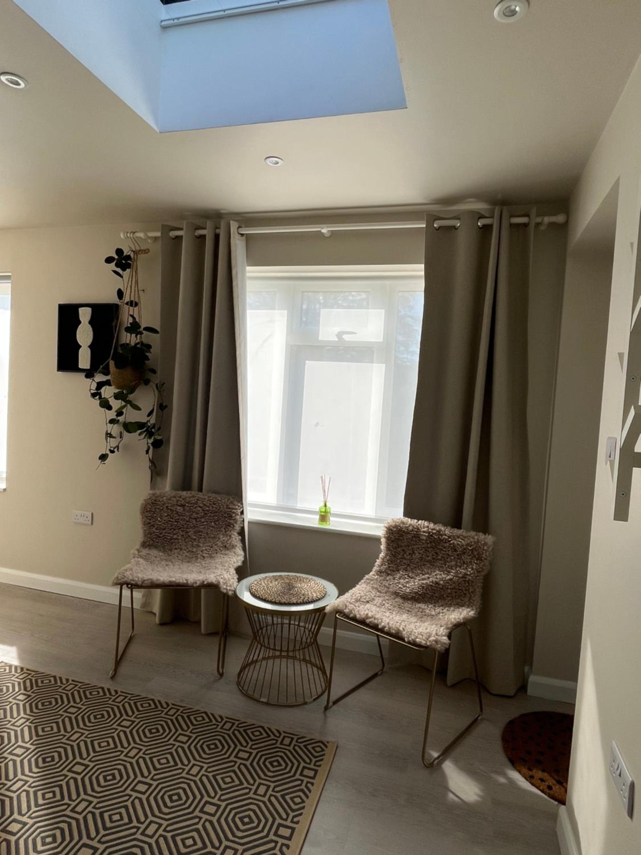 The Bit On The Side, Private Studio, Own Entrance, Free Driveway Parking, 10 min Drive to Bath, Cheap EV point
