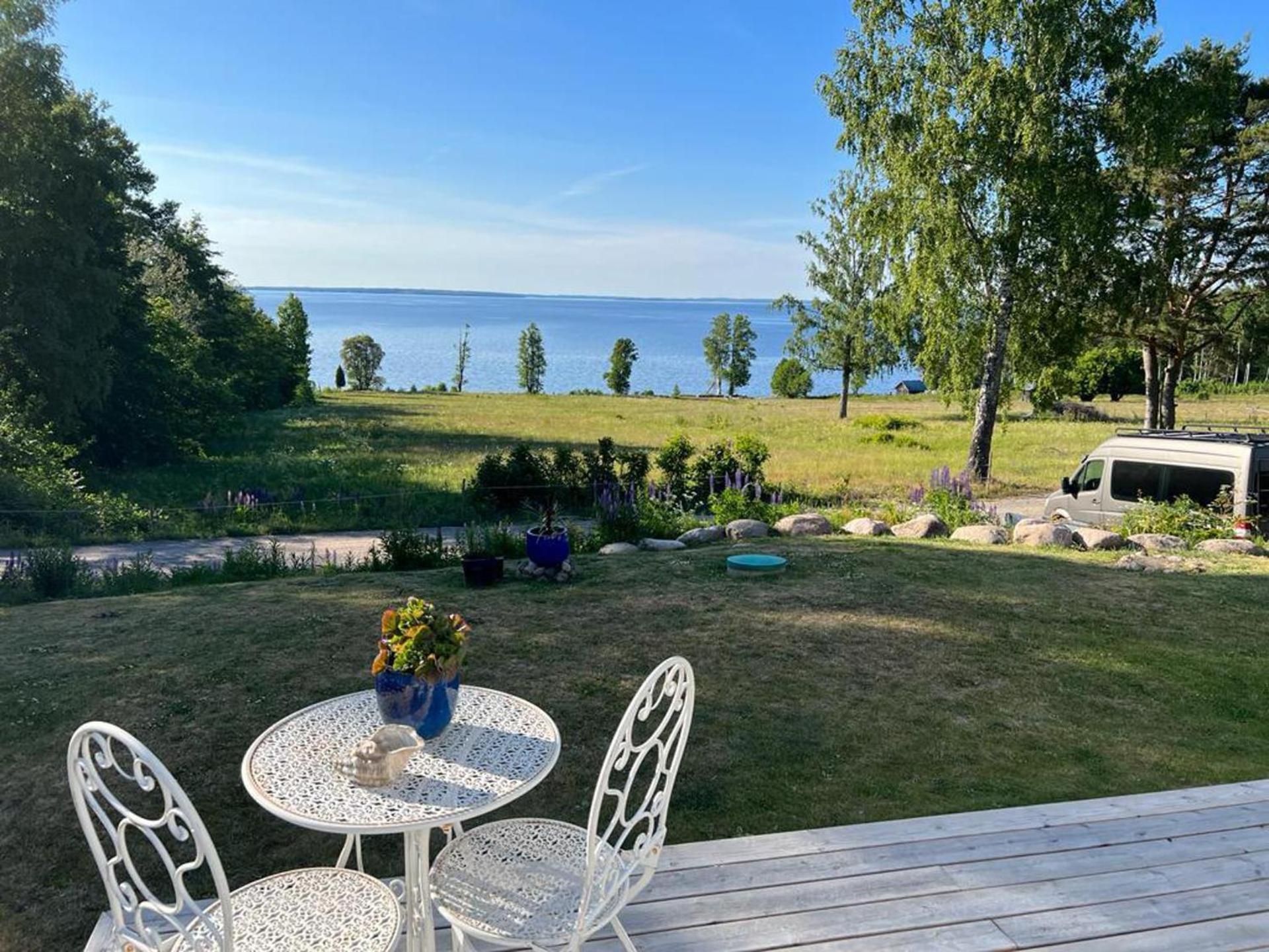 Romantic Lakeview Guesthouse in Swedish Nature view 3