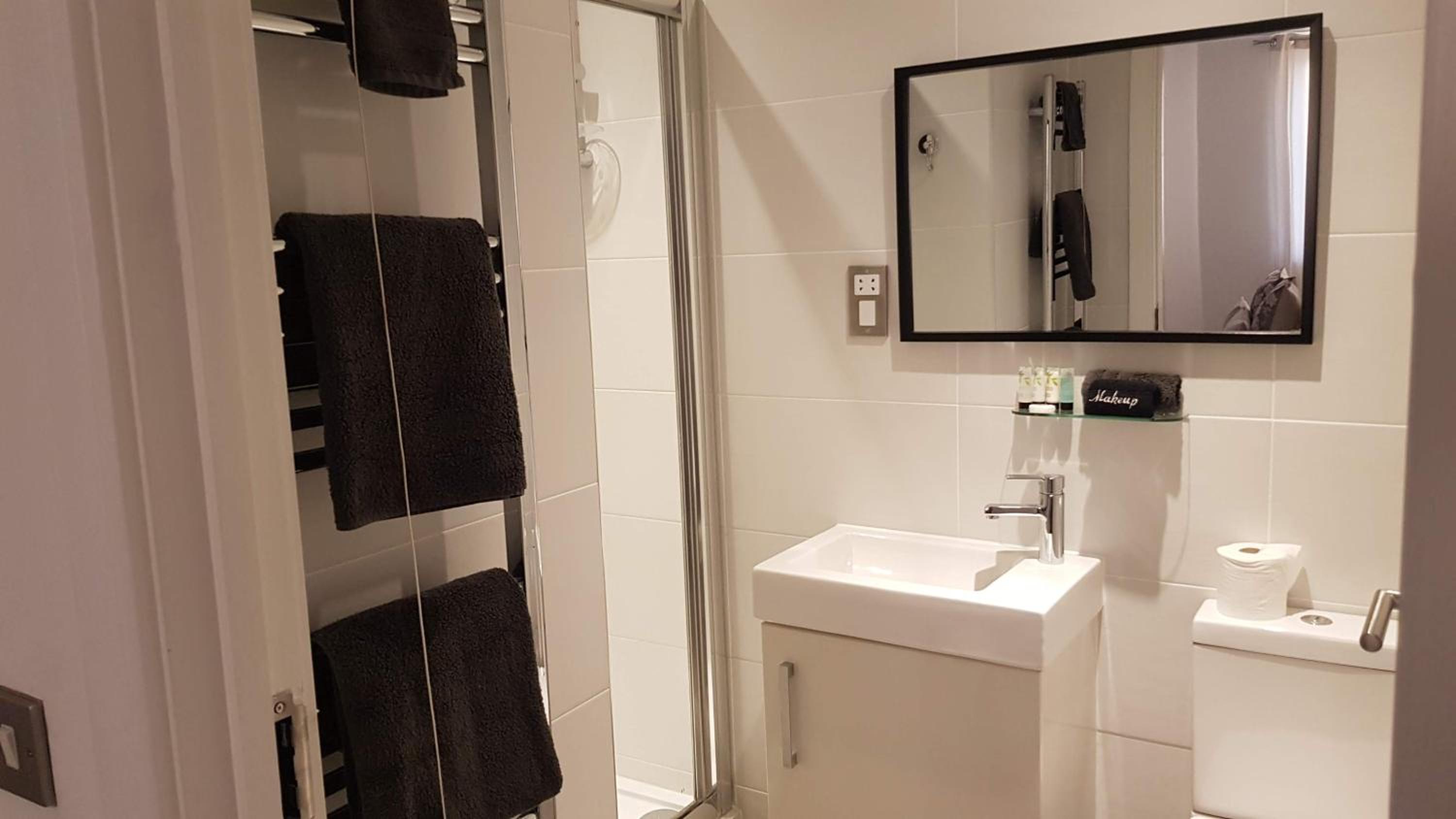 Beach Haven - FREE PARKING - Luxury 2 bedroom 2 bathroom Town Centre Apartment by Coastline Retreats view 3