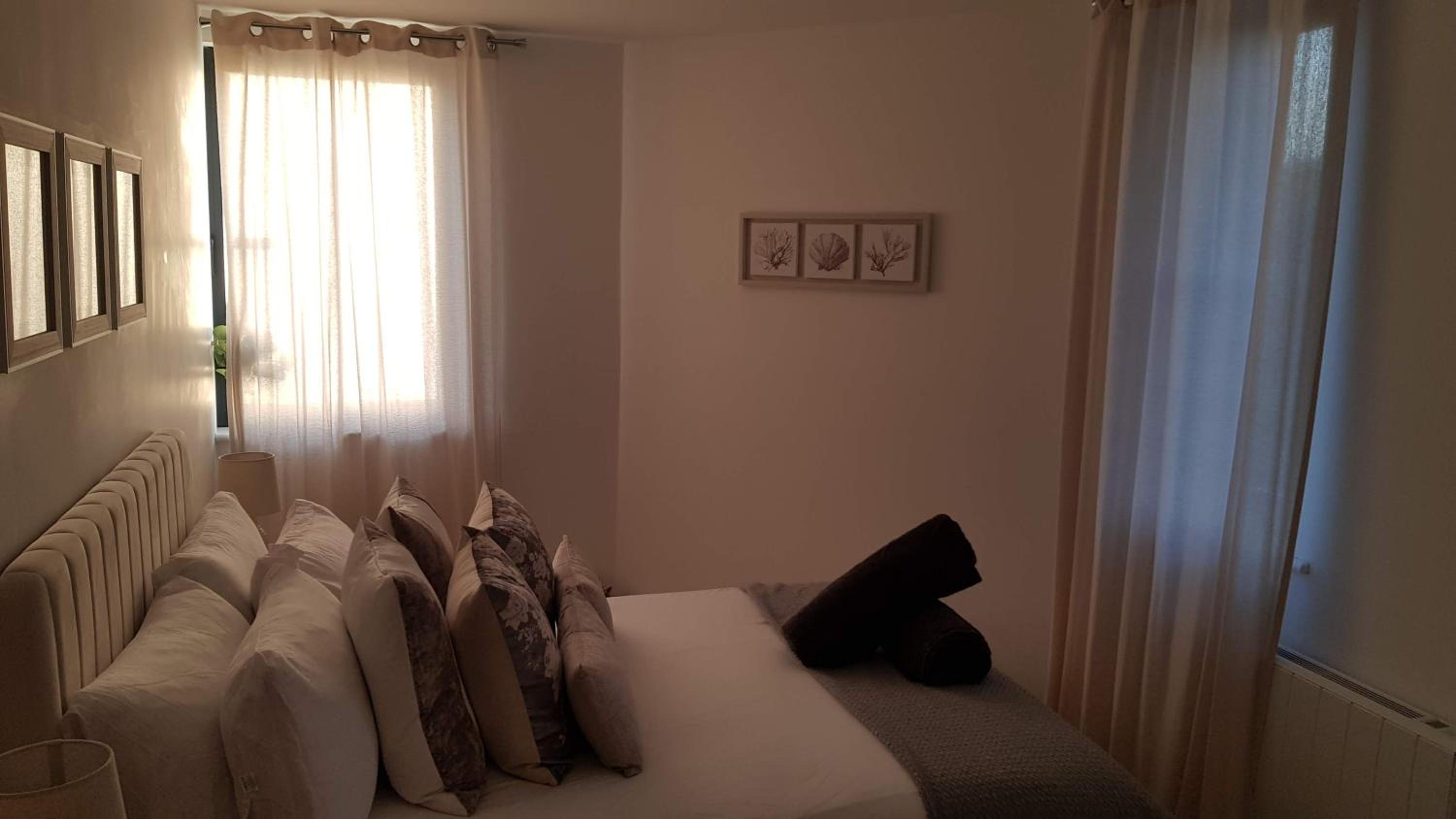 Beach Haven - FREE PARKING - Luxury 2 bedroom 2 bathroom Town Centre Apartment by Coastline Retreats view 2