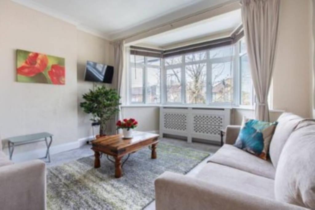 Wembley 2 Bed/2 Bath Modern Apt