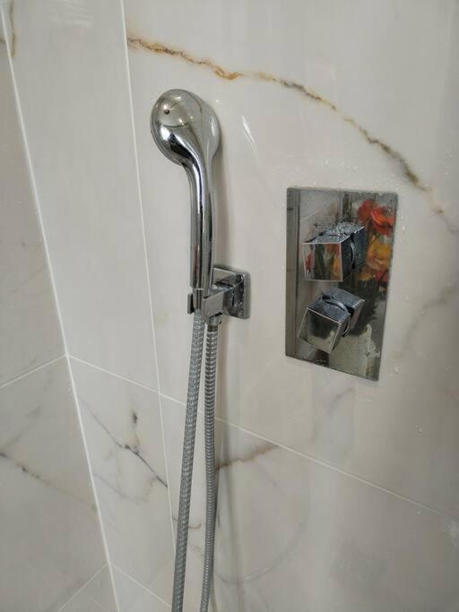 Wembley 2 Bed/2 Bath Modern Apt
