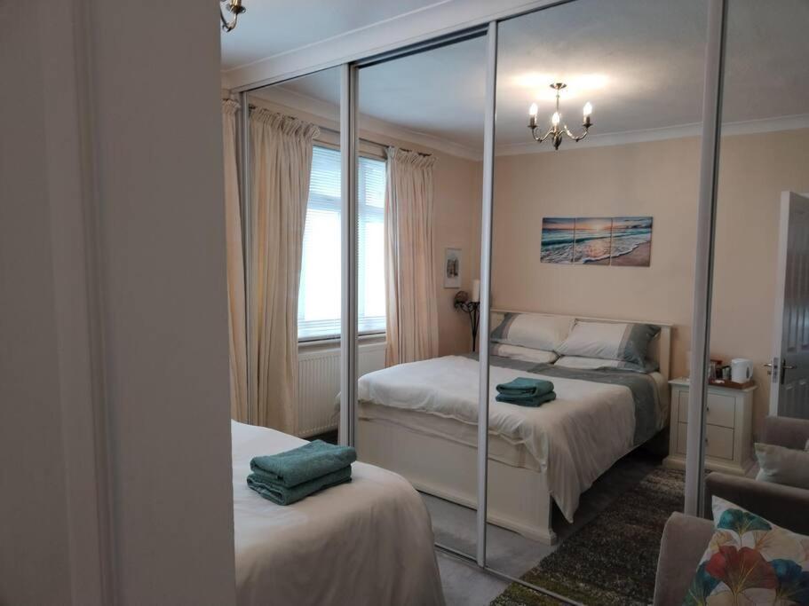Wembley 2 Bed/2 Bath Modern Apt