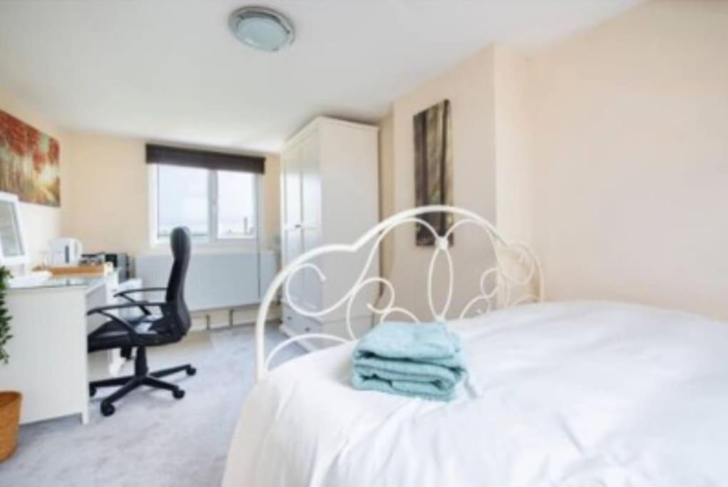 Wembley 2 Bed/2 Bath Modern Apt