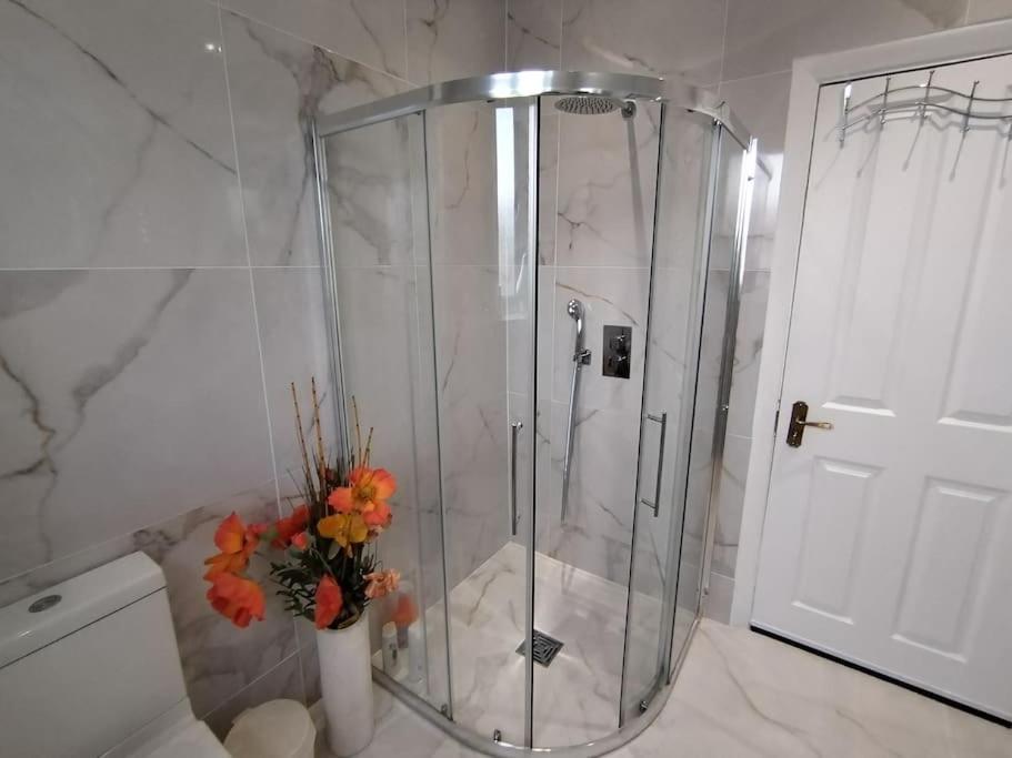 Wembley 2 Bed/2 Bath Modern Apt