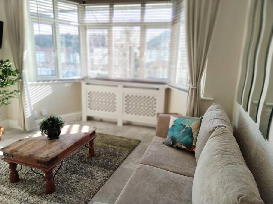 Wembley 2 Bed/2 Bath Modern Apt