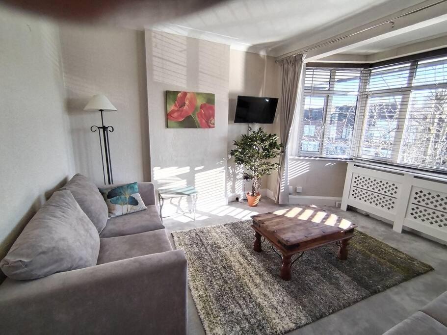 Wembley 2 Bed/2 Bath Modern Apt