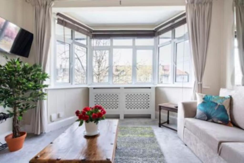 Wembley 2 Bed/2 Bath Modern Apt