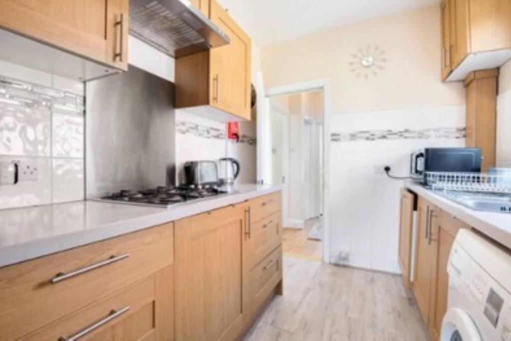 Wembley 2 Bed/2 Bath Modern Apt