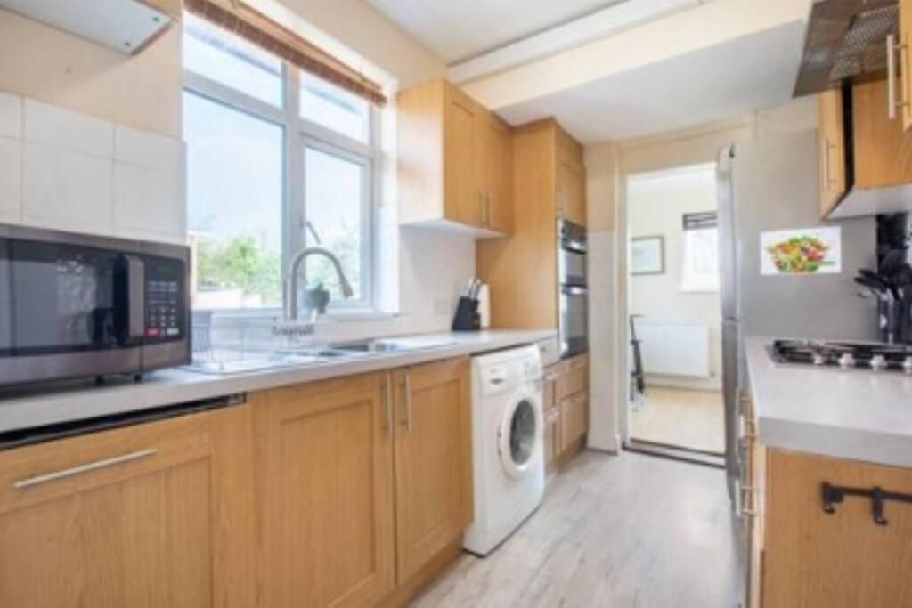 Wembley 2 Bed/2 Bath Modern Apt
