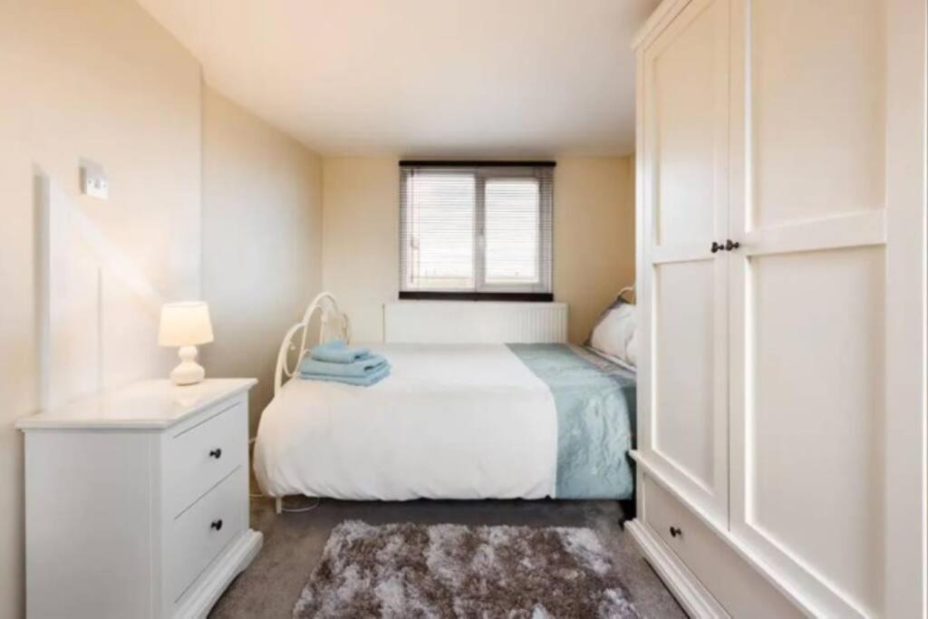 Wembley 2 Bed/2 Bath Modern Apt