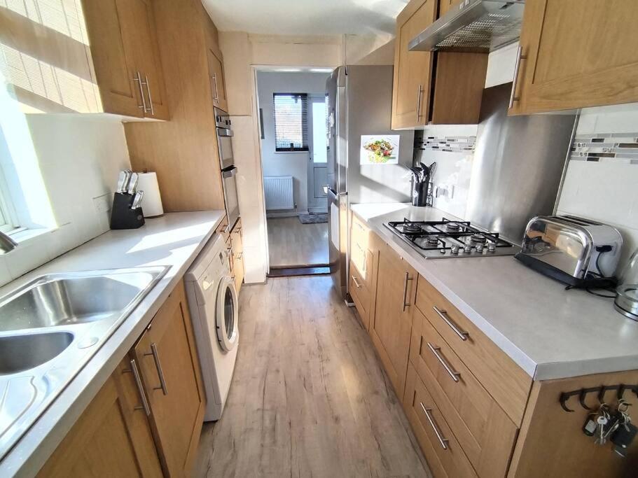 Wembley 2 Bed/2 Bath Modern Apt