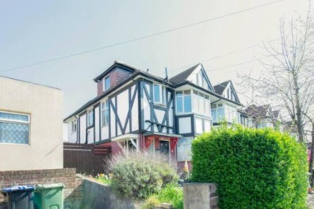 Wembley 2 Bed/2 Bath Modern Apt