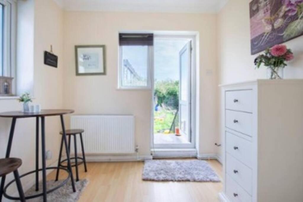 Wembley 2 Bed/2 Bath Modern Apt
