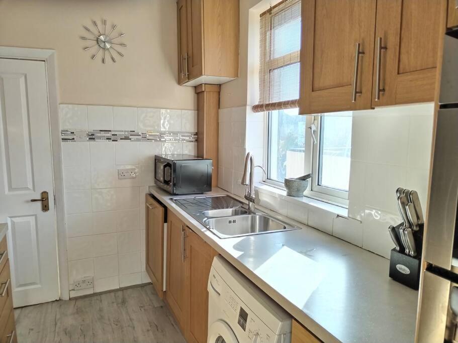 Wembley 2 Bed/2 Bath Modern Apt
