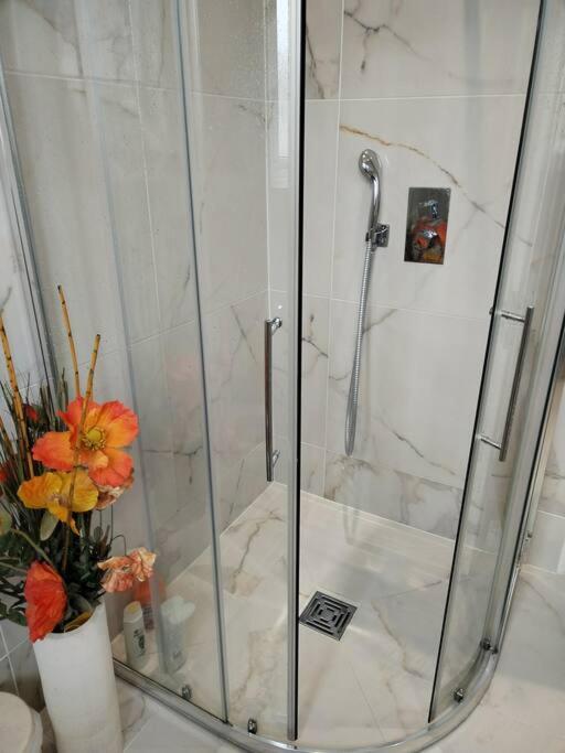 Wembley 2 Bed/2 Bath Modern Apt
