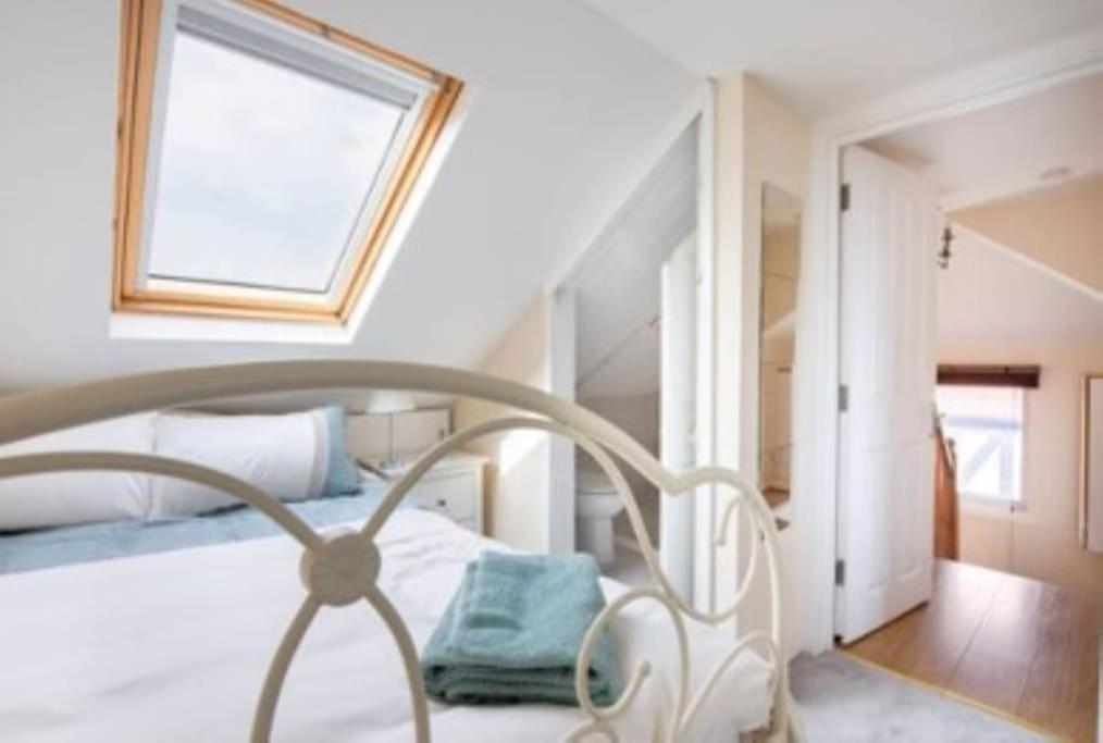 Wembley 2 Bed/2 Bath Modern Apt