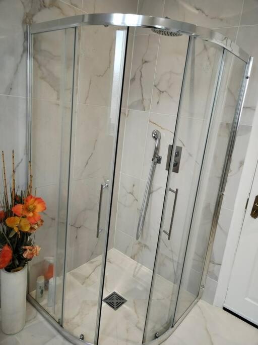 Wembley 2 Bed/2 Bath Modern Apt