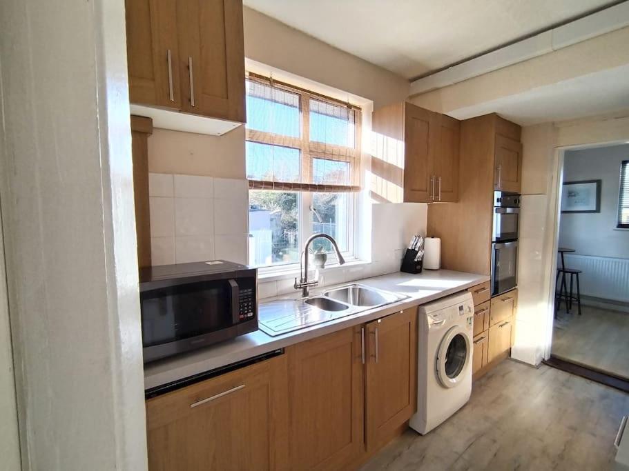 Wembley 2 Bed/2 Bath Modern Apt