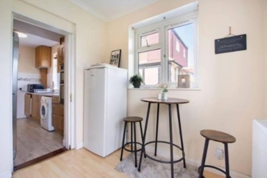 Wembley 2 Bed/2 Bath Modern Apt