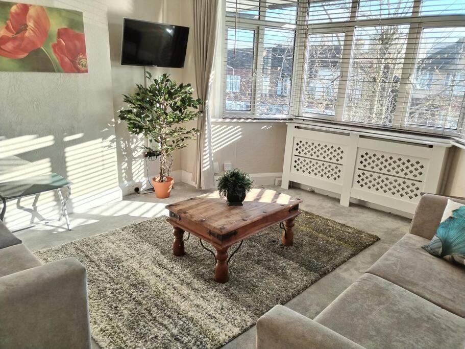 Wembley 2 Bed/2 Bath Modern Apt