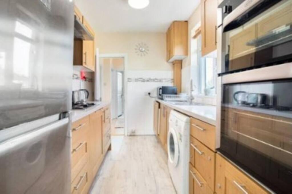 Wembley 2 Bed/2 Bath Modern Apt