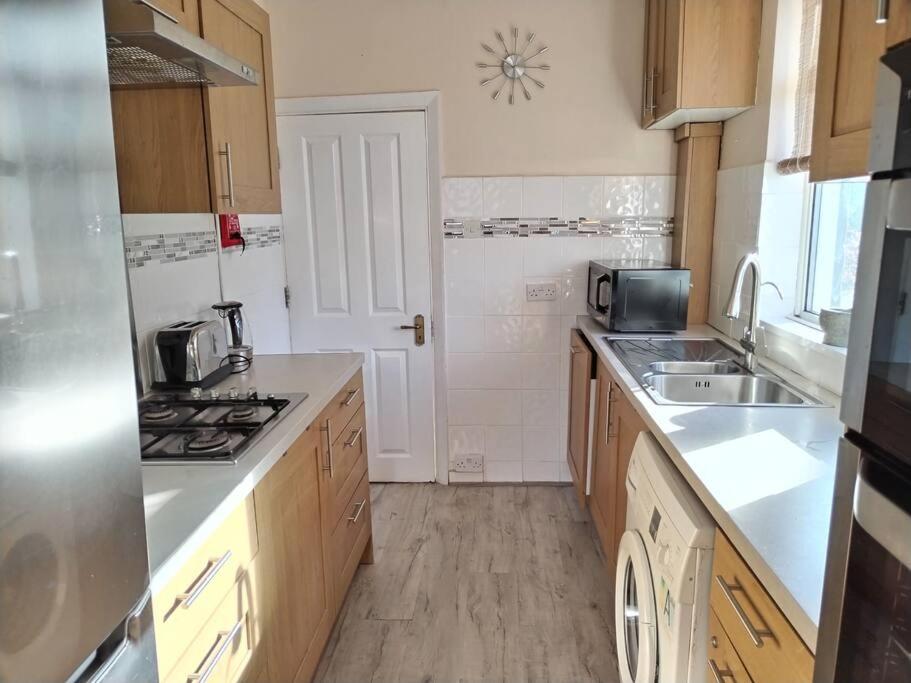 Wembley 2 Bed/2 Bath Modern Apt