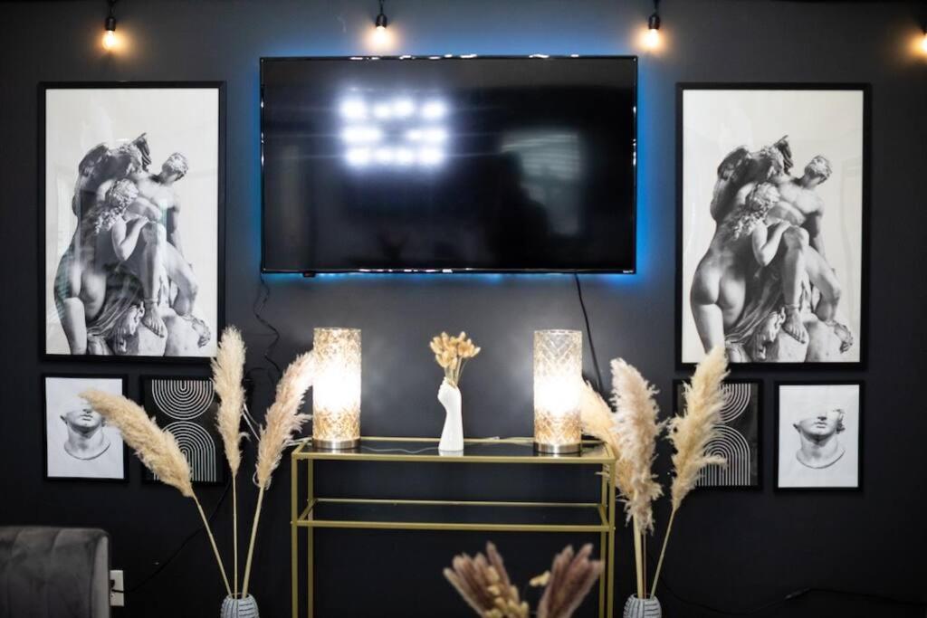 Opuluxe Renaissance Art Luxe Stay Downtown ATL view 4