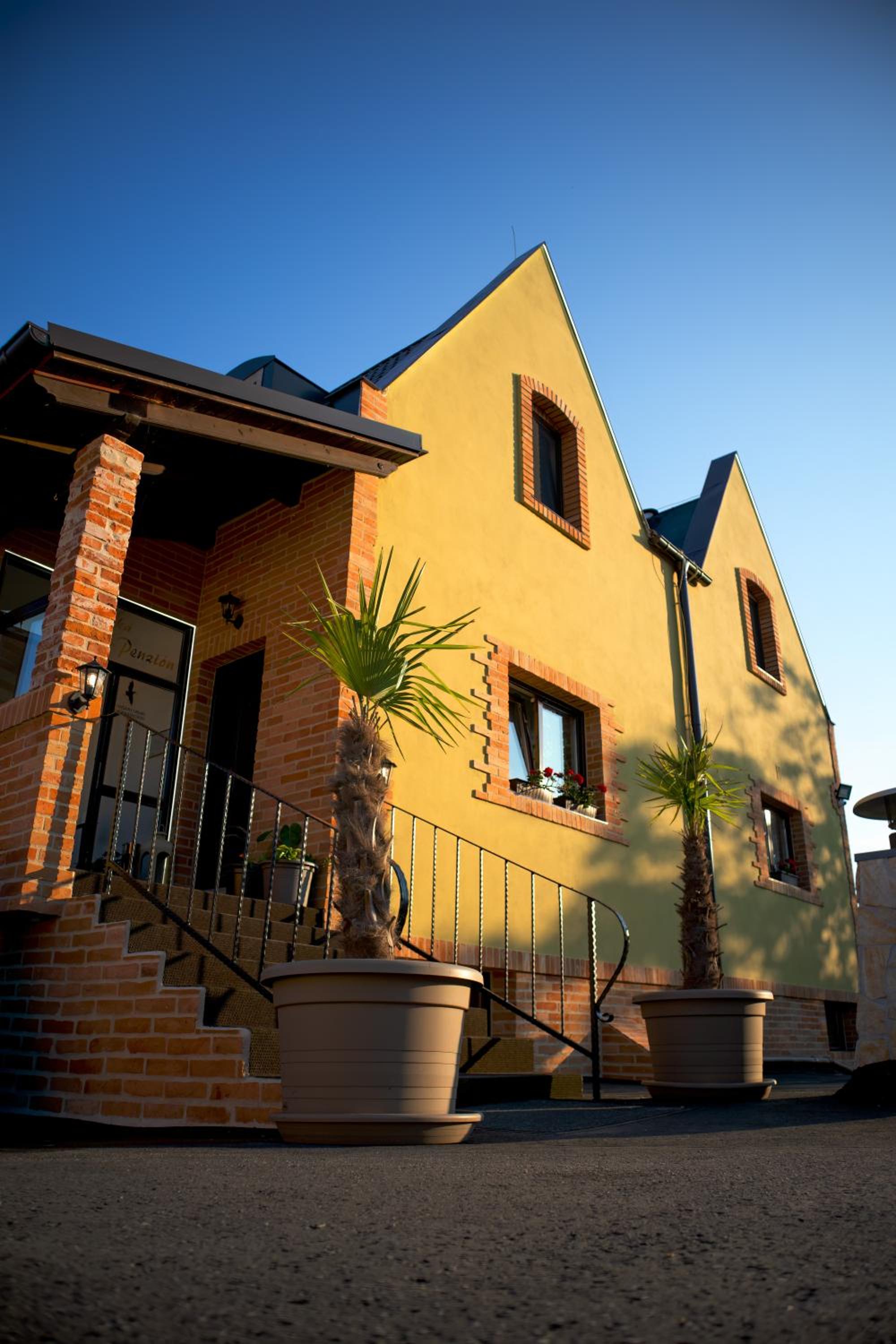 Penzión Wellness & Restaurant Zoborská, free parking