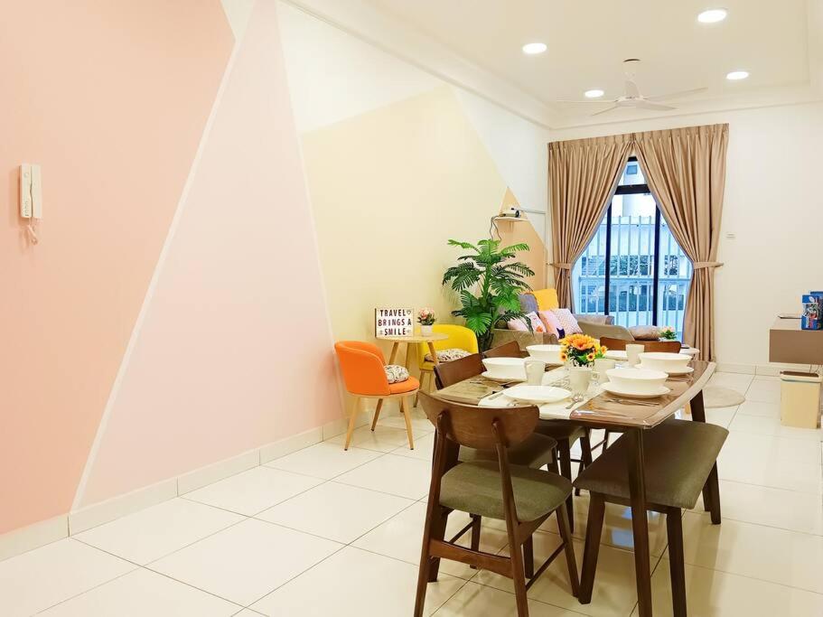 Platino,2 min walk Paradigm mall,2BR 6PAX by Hint