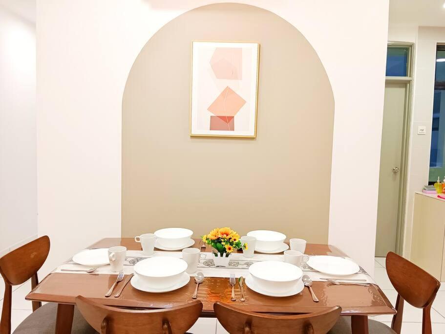 Platino,2 min walk Paradigm mall,2BR 6PAX by Hint