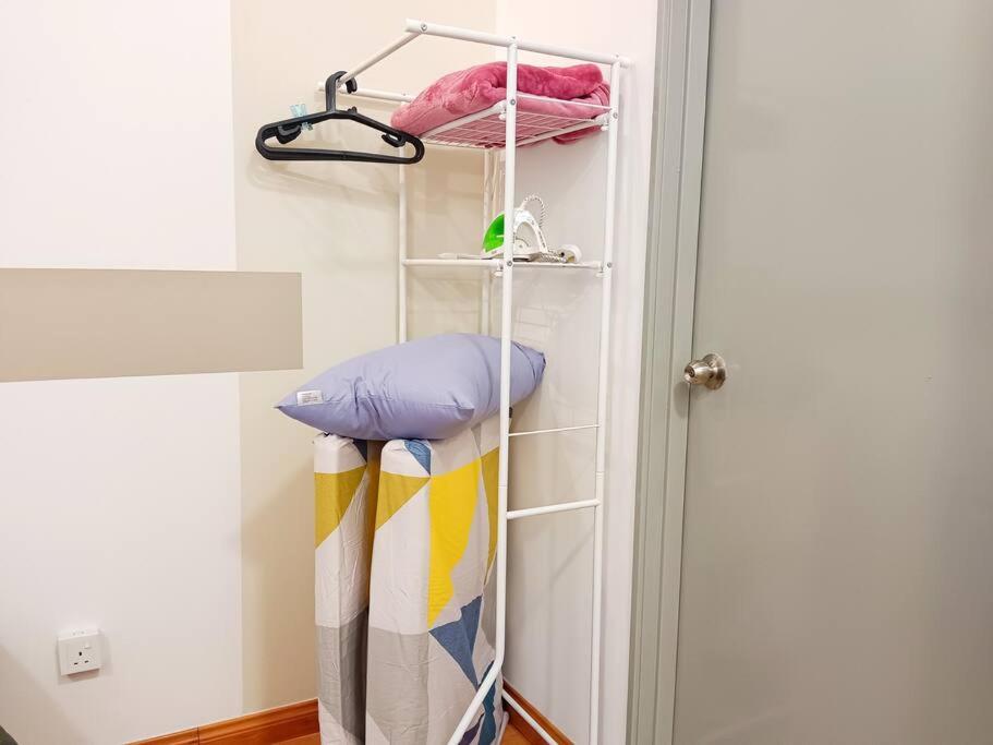 Platino,2 min walk Paradigm mall,2BR 6PAX by Hint