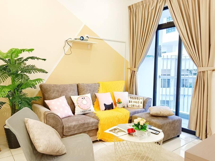 Platino,2 min walk Paradigm mall,2BR 6PAX by Hint