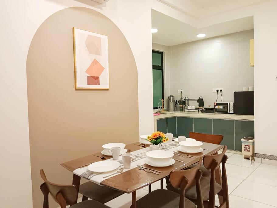 Platino,2 min walk Paradigm mall,2BR 6PAX by Hint