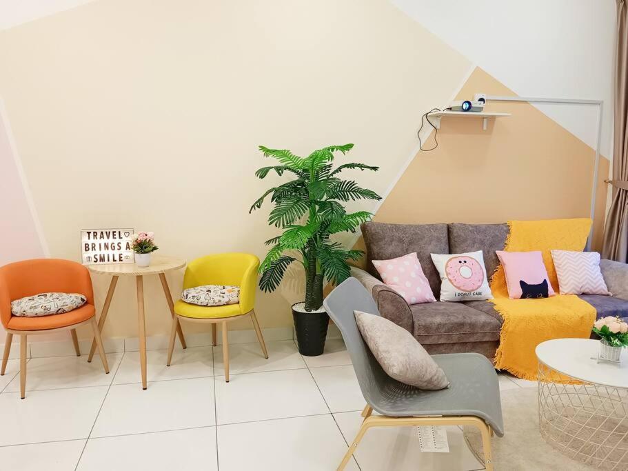Platino,2 min walk Paradigm mall,2BR 6PAX by Hint