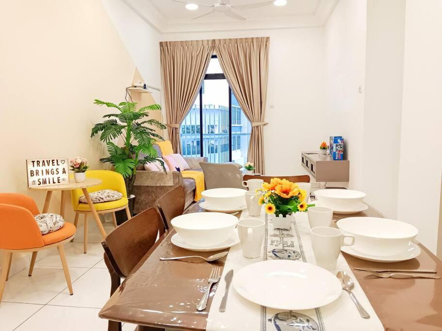 Platino,2 min walk Paradigm mall,2BR 6PAX by Hint
