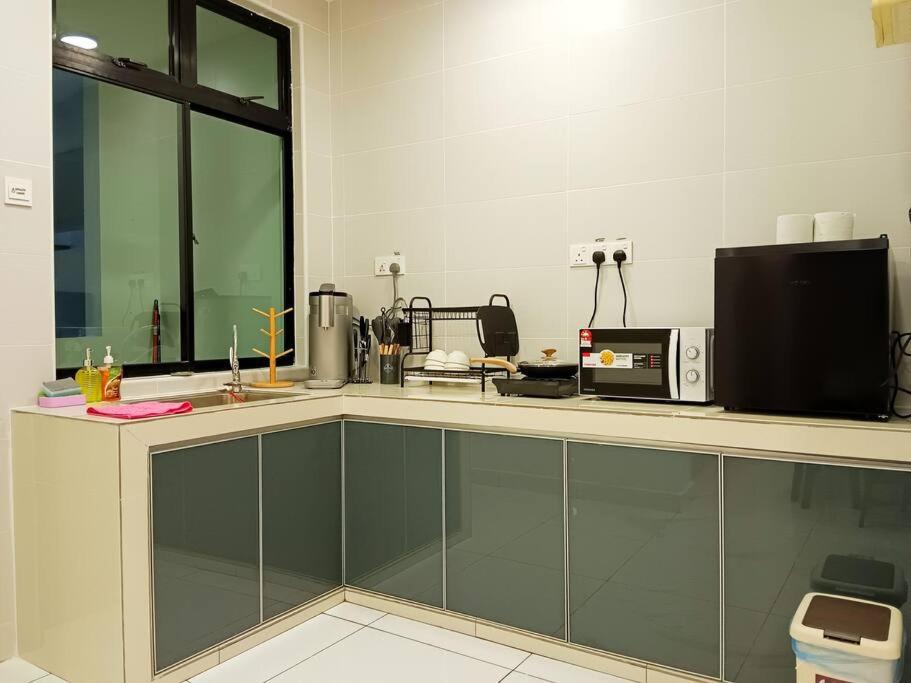 Platino,2 min walk Paradigm mall,2BR 6PAX by Hint