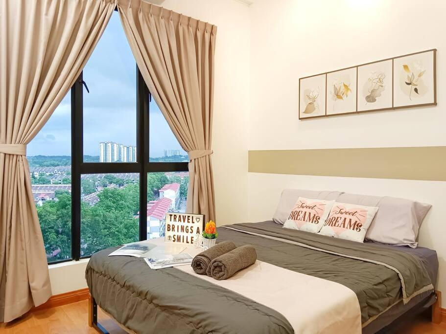 Platino,2 min walk Paradigm mall,2BR 6PAX by Hint
