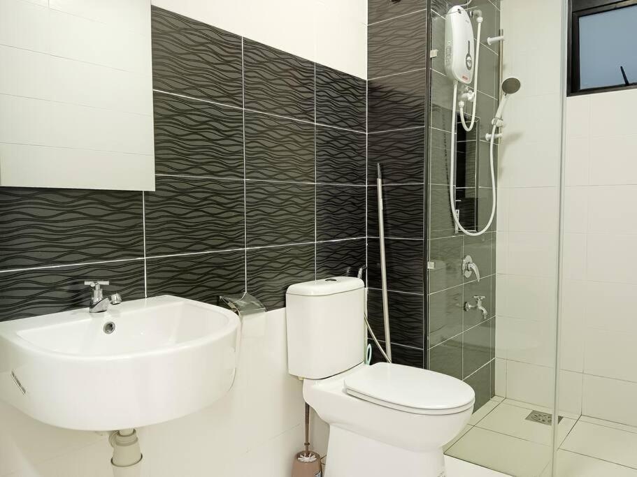 Platino,2 min walk Paradigm mall,2BR 6PAX by Hint